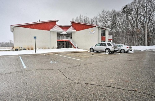 Pigeon Apartment | Pigeon Studio about 4 Mi to Caseville Public Beach!