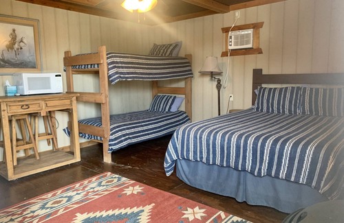 Carrizo Springs Cabin | Pilon cabin. Comfortable quiet cabin 8 miles outside Carrizo Springs