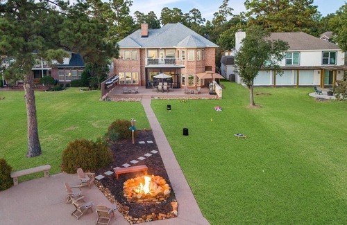 Walden on Lake Conroe House | Pine Arbor · Lake it easy! — Fish, Kayak, Yard, Boat, Sleeps 20