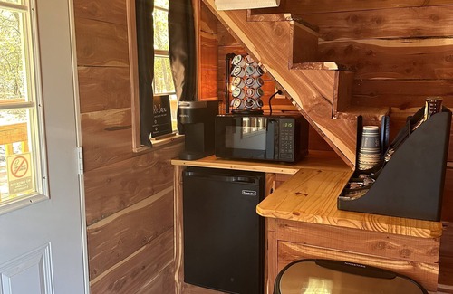 Henryetta Cabin | Pine Hollow w/Lemurs & zebras, Private Hot Tub