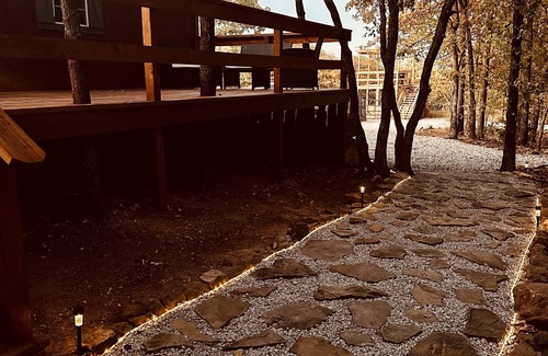 Henryetta Cabin | Pine Hollow w/Lemurs & zebras, Private Hot Tub