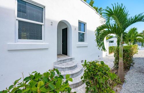 Gillespie Park Apartment | Pineapple Paradise #3 13 min to Beach Fire Pit