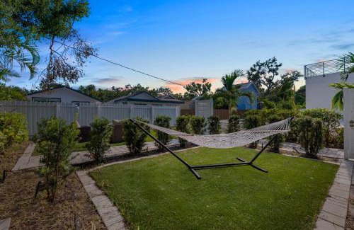 Gillespie Park Apartment | Pineapple Paradise #3 13 min to Beach Fire Pit