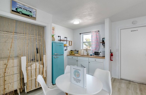 Bridgeport Heights Hotel | Pineapple Shores Retro Inn 2