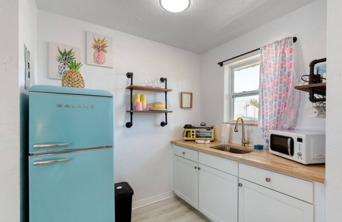 Bridgeport Heights Hotel | Pineapple Shores Retro Inn 2