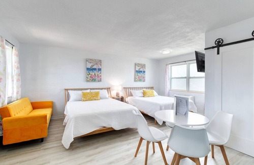 Bridgeport Heights Hotel | Pineapple Shores Retro Inn 2