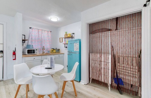 Bridgeport Heights Hotel | Pineapple Shores Retro Inn 5