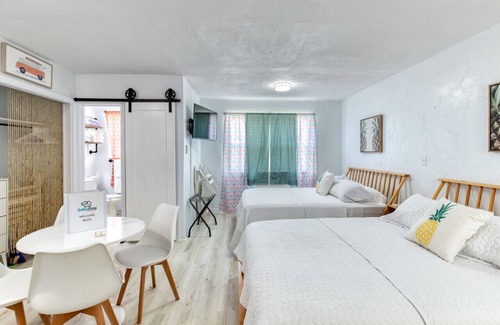 Bridgeport Heights Hotel | Pineapple Shores Retro Inn 3