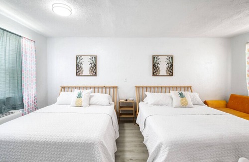 Bridgeport Heights Hotel | Pineapple Shores Retro Inn 3