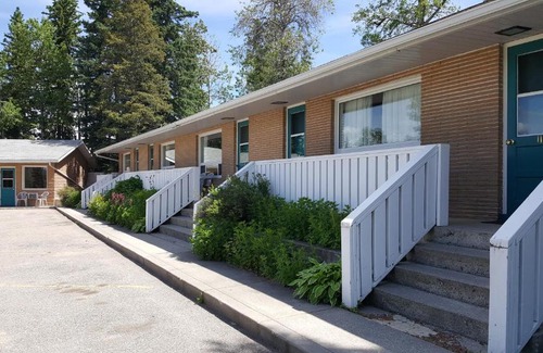 Hinton Hotel | Pines Motel