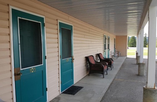 Hinton Hotel | Pines Motel