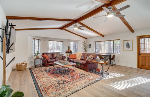 Pinetop Cottage | Pinetop Cabin w/ 2 Fireplaces & Hot Tub!