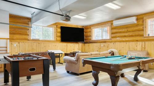 Big Bear Lake House | Pinetree Place by AvantStay Group Cabin w Hot Tub Minutes to the Lake