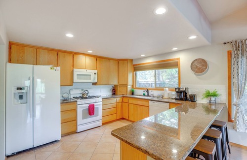 Deschutes River Woods Cabin | Ping-Pong & Private Hot Tub: Family Cabin in Bend!