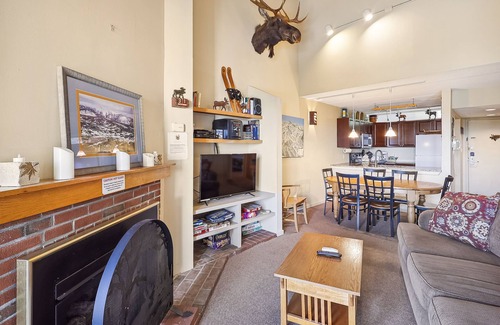 Killington Condo | Pinnacle A23 Oversized Pinnacle with quaint Moose theme, shuttle to the slopes everyday of the week. The outdoor pool, hot tub, and, tennis courts are open during summer only.