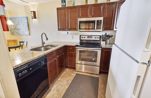 Killington Condo | Pinnacle A23 Oversized Pinnacle with quaint Moose theme, shuttle to the slopes everyday of the week. The outdoor pool, hot tub, and, tennis courts are open during summer only.