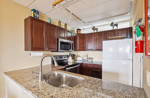 Killington Condo | Pinnacle A23 Oversized Pinnacle with quaint Moose theme, shuttle to the slopes everyday of the week. The outdoor pool, hot tub, and, tennis courts are open during summer only.