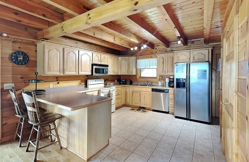 Union Grove Cabin | Pinnacle Place | Wraparound Deck w. Lake Views + Game Room