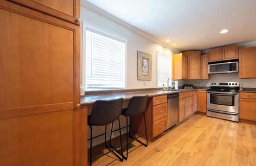 Ferndale House | Pinnacle Point~ 2min to Pinnacle Mtn, Deck, Pond View, Spacious