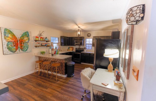 Urbandale Nations House | Piomingo - Minutes from Broadway, Eclectic Design, Screened patios! Best Vibe