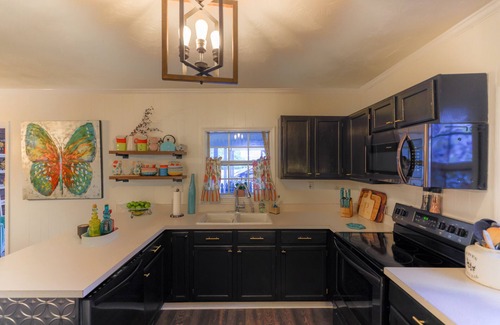 Urbandale Nations House | Piomingo - Minutes from Broadway, Eclectic Design, Screened patios! Best Vibe