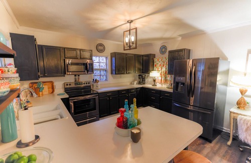 Urbandale Nations House | Piomingo - Minutes from Broadway, Eclectic Design, Screened patios! Best Vibe