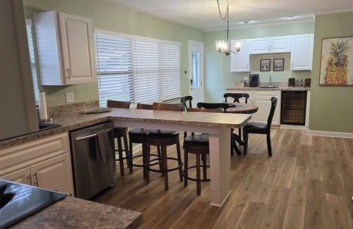 Tavares House | Piper's Place Lakeside Getaway on Lake Harris-Private Boat Ramp & Prime Location