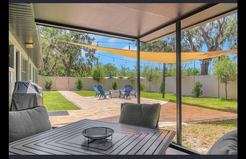 Tavares House | Piper's Place Lakeside Getaway on Lake Harris-Private Boat Ramp & Prime Location