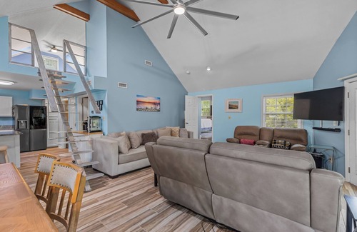 Conway House | Pirate's Cove Bungalow ! Boat ramp Hot Tub Pool Firepit! Close to CCU! Secluded!
