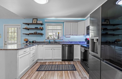 Conway House | Pirate's Cove Bungalow ! Boat ramp Hot Tub Pool Firepit! Close to CCU! Secluded!