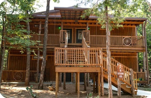 Valley View Cabin | Pitchfork - bring your family for a sleepover with our Giraffe!