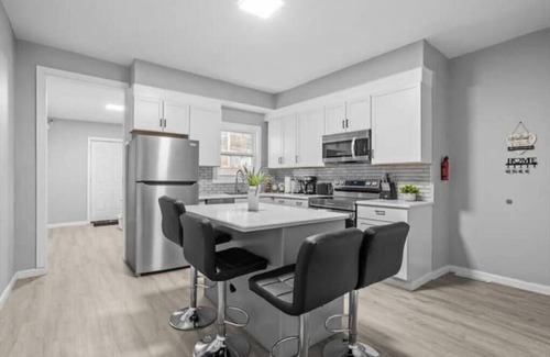 Marshall-Shadeland House | Pittsburgh Getaway! 4 bedroom house, 5 minutes to PNC Park & Acrisure stadium.