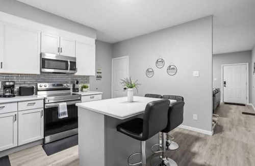 Marshall-Shadeland House | Pittsburgh Getaway! 4 bedroom house, 5 minutes to PNC Park & Acrisure stadium.