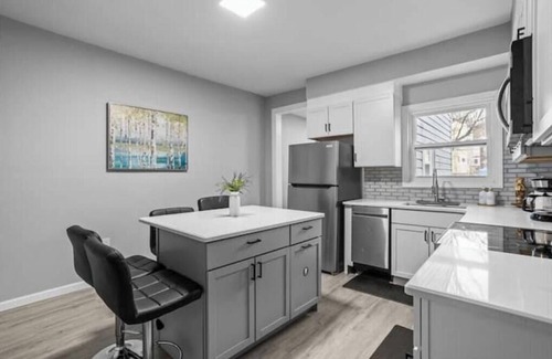 Marshall-Shadeland House | Pittsburgh Getaway! 4 bedroom house, 5 minutes to PNC Park & Acrisure stadium.