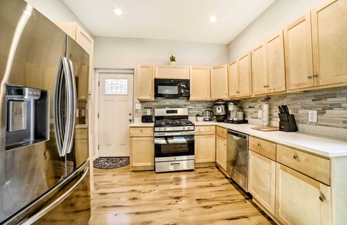 Oakland House | Pittsburgh Townhome: 1 Mi to Downtown