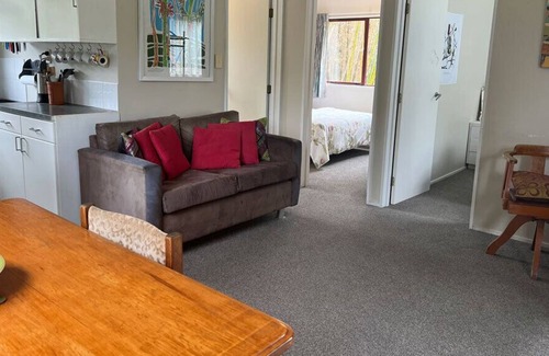 Coromandel Cottage | Piwakawaka Cottage - Creekside accommodation