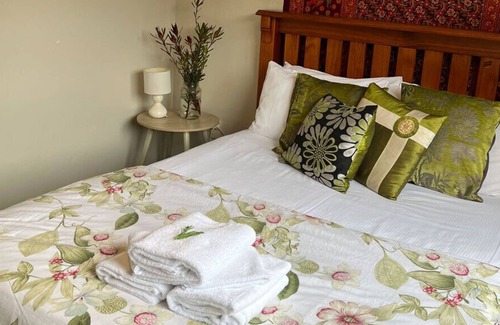 Coromandel Cottage | Piwakawaka Cottage - Creekside accommodation