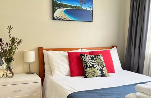 Coromandel Cottage | Piwakawaka Cottage - Creekside accommodation