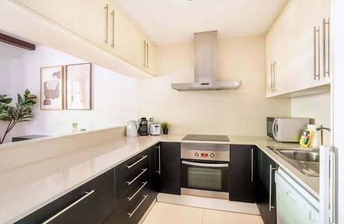 Esquerra de l'Eixample Apartment | Pl Universitat Comfortable 3BD with private patio