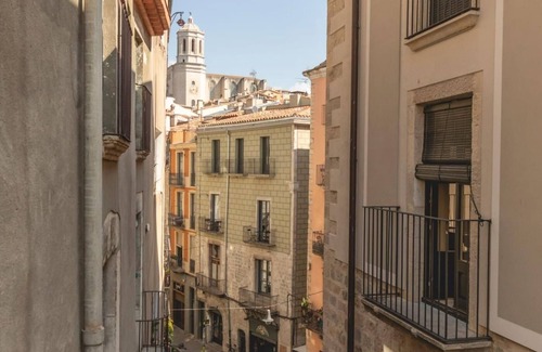 Old Town Apartment | Plaça Raims - Holiday Apartment Rental in Girona | Bravissimo