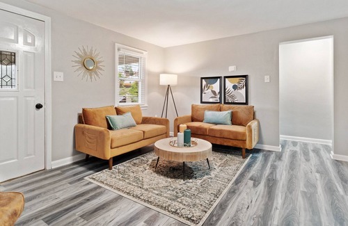 West Mifflin House | Plan your next thrilling city break minutes to kennywod park and sandcastle.