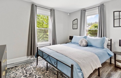 West Mifflin House | Plan your next thrilling city break minutes to kennywod park and sandcastle.