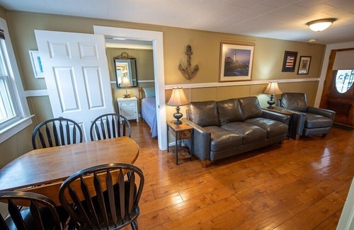 Ogunquit Hotel | Plan your Ogunquit getaway at Captain's Quarters, a cozy dog-friendly motel just a short walk to the beach and downtown. Family-owned with only five rooms, linens, towels, and everything you need for a comfortable coastal stay.