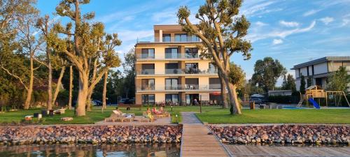 Balatonboglar Apartment | Platán Beach Apartman with lakeview