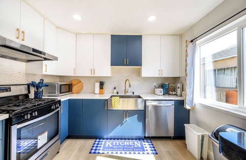San Leandro House | Playful Modern 3BR Colors Vibes & Near Bart