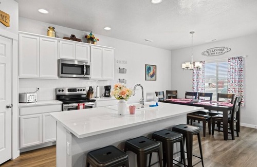 Caldwell House | Playset- Family Friendly- Sleeps 10- BBQ