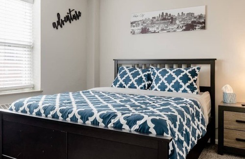 Country Club Plaza Area Apartment | Plaza One Bedroom w/ in unit laundry & Gym/Pool