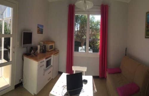 Hyeres City Centre House | Pleasant T1 in Villa, quiet (dead end), garden and parking