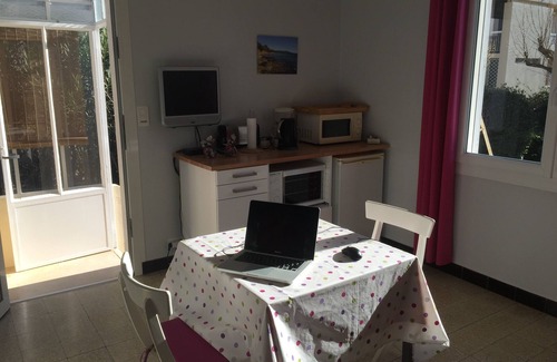 Hyeres City Centre House | Pleasant T1 in Villa, quiet (dead end), garden and parking