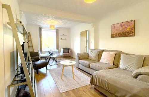 Trehafod House | PLEASANT View Impressive Home In Stunning Rhondda Valley By Staystaycations